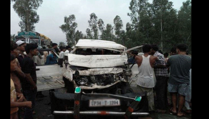 यूपी: सीतापुर में तेज रफ्तार ट्रक ने मारी कार को टक्कर, हादसे में 5 की मौत