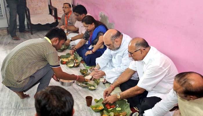 नेता दलित के घर रोटी खा रहे, क्या चुनाव होने को हैं, अमित शाह ने किया लंच