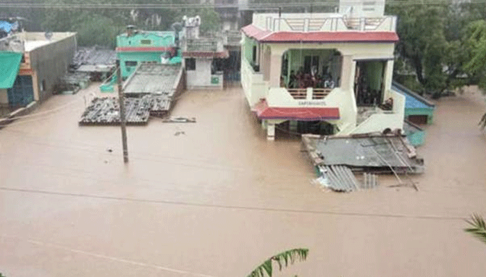 लगातार हो रही भारी बरसात से गुजरात में आई बाढ़, कई उड़ाने रद्द