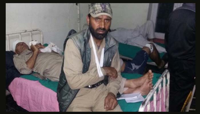 सैन्यकर्मियों ने कश्मीर के 8 पुलिसकर्मियों को पीटा, मामला दर्ज, राजनीति तेज
