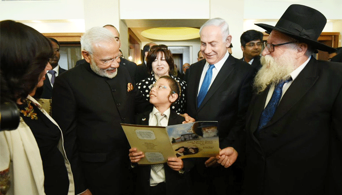 इजरायल में इमोशनल हुए मोदी, नन्हे मोशे से पूछा- फिर इंडिया आना चाहोगे ?