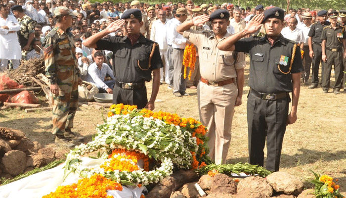 शहीद जयद्रथ का पार्थिव शरीर पंचतत्व में विलीन, श्रद्धाजंलि अर्पित करने उमड़े हजारों लोग