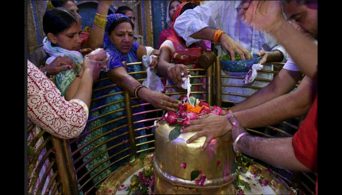 PHOTOS: सावन का दूसरा सोमवार आज, मनकामेश्वर मंदिर उमड़ी शिव भक्तों की भीड़