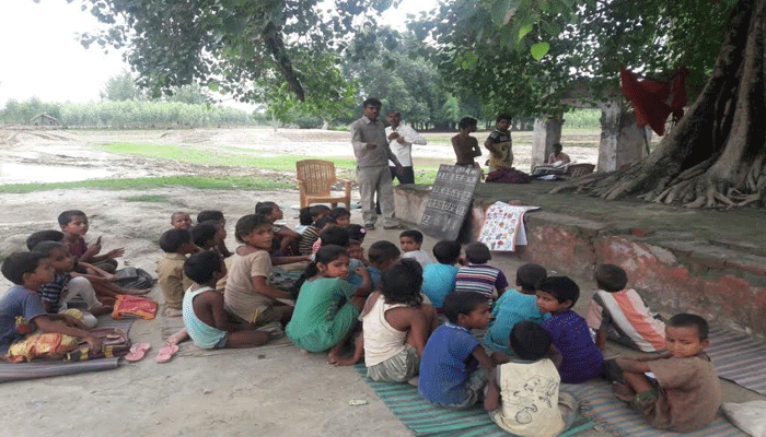 बाढ़ की चपेट में ढह गया स्कूल, ऐसे संवारा जा रहा बच्चों का भविष्य