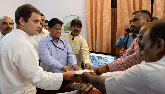 लखनऊ में राहुल गांधी, किसानों के मुद्दे पर NHAI अधिकारियों को सौंपा ज्ञापन