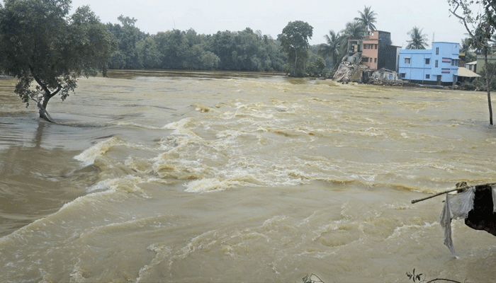 बंगाल: बाढ़ से 105 ब्लॉकों में 27 लाख लोग प्रभावित, 39 की मौत