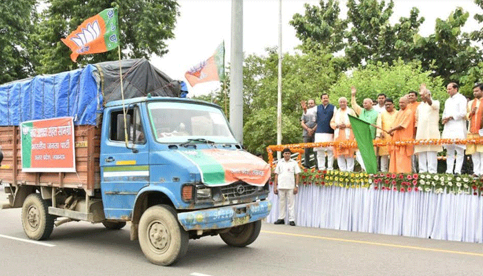 बाढ़ पीड़ितों के लिए राहत सामग्री से भरे ट्रकों को हरी झंडी दिखाकर CM ने किया रवाना