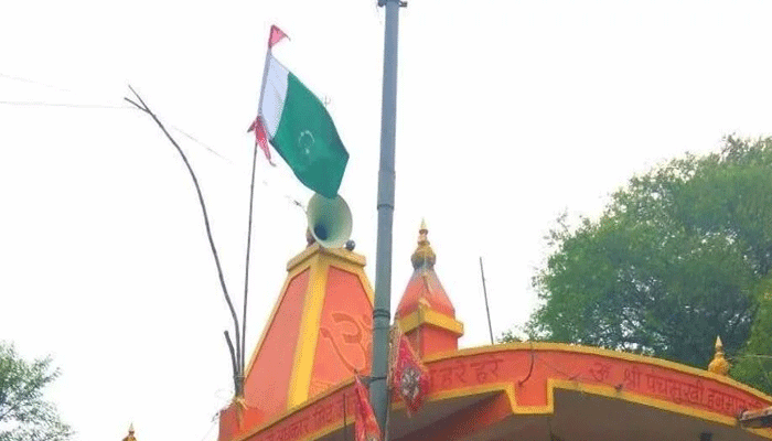 मंदिर की छत पर लहराया पाकिस्तानी ध्वज, अज्ञात लोगों पर मामला दर्ज