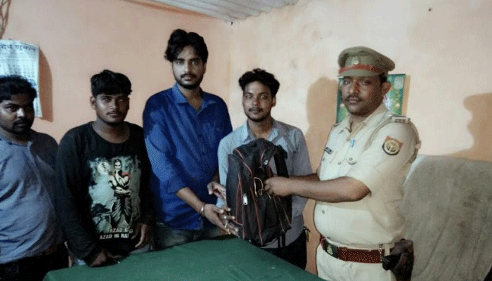 गोरखपुर में पुलिसकर्मी की ईमानदारी, चौकी इंचार्ज ने लौटाया लाखों रुपए भरा बैग