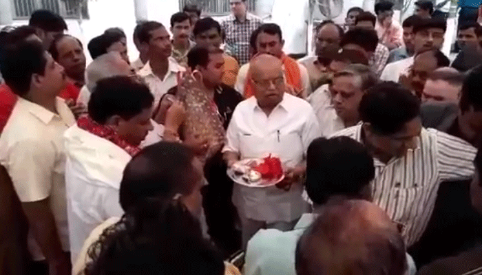 अपने जन्मदिन पर BJP सांसद ने उतरवाई भगवान की तरह आरती, वीडियो हुआ वायरल