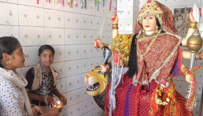 जयकारे के साथ हुआ कूष्मांडा देवी का जलाभिषेक, पिंडी के नीर से दूर होती हैं बीमारियां