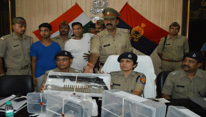 मेरठ पुलिस ने बाप-बेटे को अवैध ​हथियारों के साथ दबोचा, तीन साथी फरार