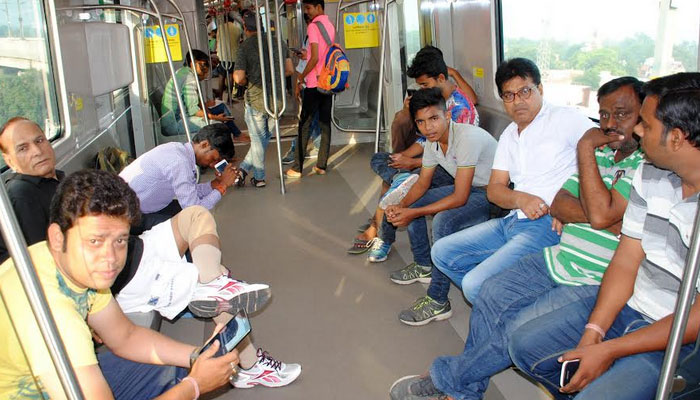 PHOTOS : तकनीकी खराबी से जब ठहर गई लखनऊ मेट्रो, तो यात्रियों पर छाई मायूसी