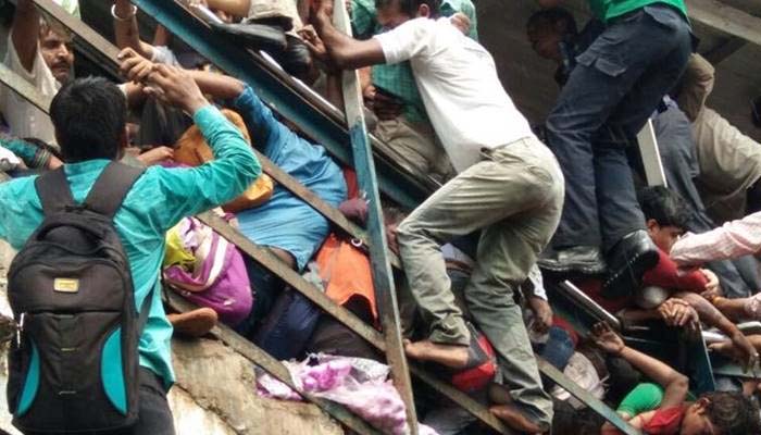 Mumbai Stampede: मृतकों की संख्या 23, सियासत तेज