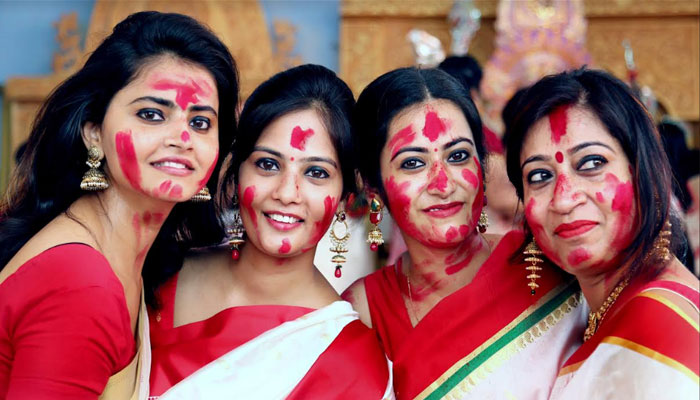 PHOTOS: दुर्गा विसर्जन से पहले बंगाली महिलाओं का सिंदूर खेला
