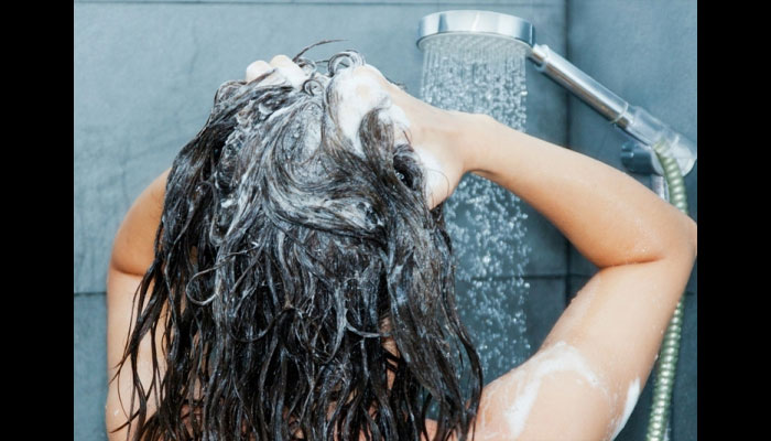 गलती से भी बालों को धुलते समय ना करें ये काम, नहीं तो हो सकता है बुरा अंजाम