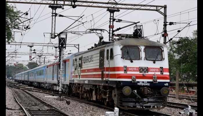त्योहारों में भीड़ को कम करने के लिए 4,000 स्पेशल ट्रेनें चलाएगा रेलवे