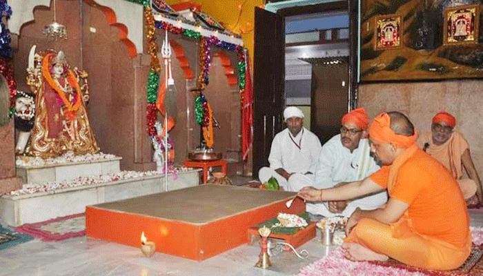 PHOTOS : गोरखनाथ मंद‍िर में CM योगी ने की मां कालरात्रि की पूजा-अर्चना