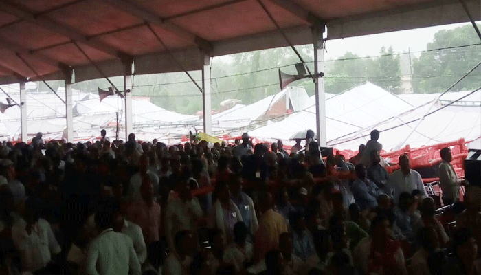 गोरखपुर में योगी ने दिया किसानों को कर्जमाफी सर्टिफिकेट, फिर हुआ ये हादसा