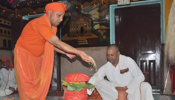 CM योगी ने की गोरखनाथ मठ में कलश स्थापना, देखें तस्वीरें