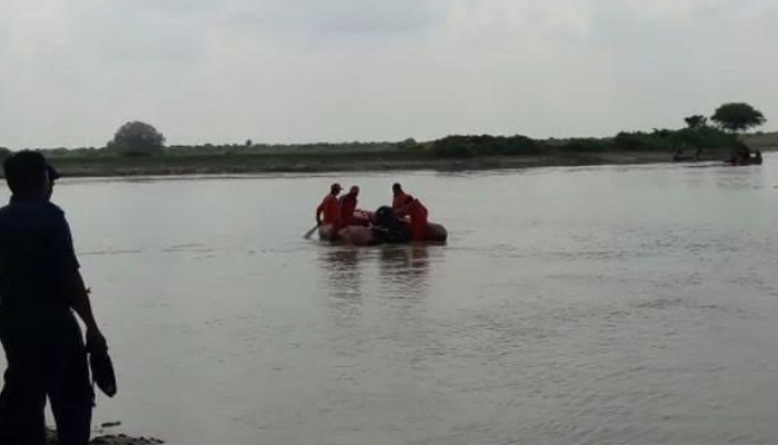 गोरखनाथ क्षेत्र में नाव पलटने से 4 लापता, एनडीआरएफ का बचाव अभियान जारी