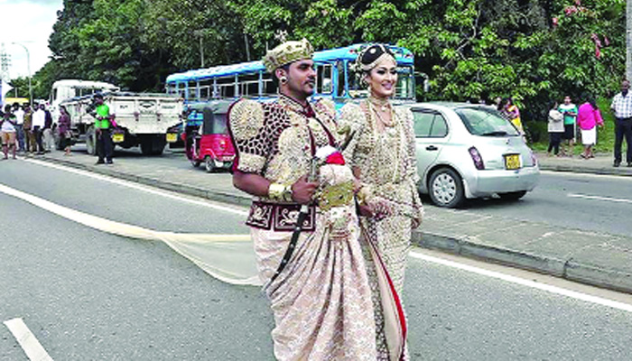 अनूठी शादी: दुल्हन ने पहनी 3.2 किलो. लंबी साड़ी, 250 छात्राओं ने की मदद