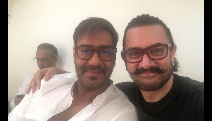 आमिर खान कर रहे हैं अजय देवगन की तारीफ, ट्विटर पर भी शेयर की फोटो