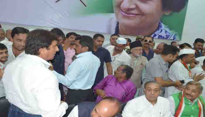 इंदिरा जन्मशताब्दी समारोह में कांग्रेस नेताओं ने मांगा समर्थन, धक्कामुक्की