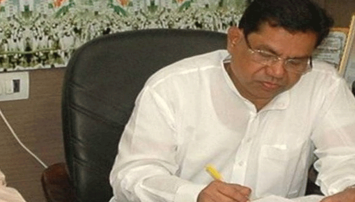 महाराष्ट्र  कांग्रेस प्रवक्ता महादेव शेलार ने घर में खुदकुशी की