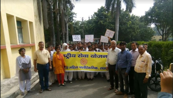 NSS की छात्राओं ने स्वच्छता संदेश रैली निकाली, बोली- मनाएं प्रदूषण रहित दीवाली