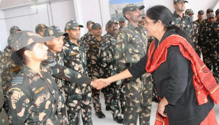 सियाचिन में सैनिकों संग रक्षा मंत्री निर्मला सीतारमण ने मनाया दशहरा