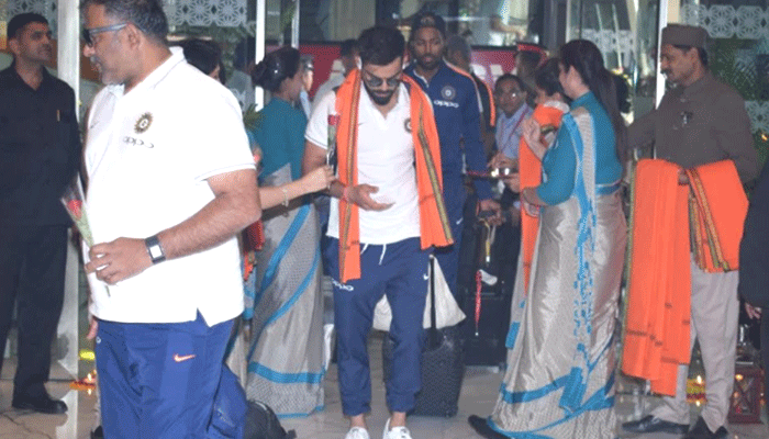 कानपुर वनडे: भारत-न्यूजीलैंड टीम पहुंची, भगवा अंदाज में हुआ स्वागत