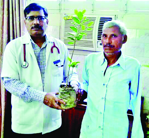 एक डॉक्टर जो मरीजों को देता है पौधरोपण का नुस्खा और मुफ्त पौधे भी
