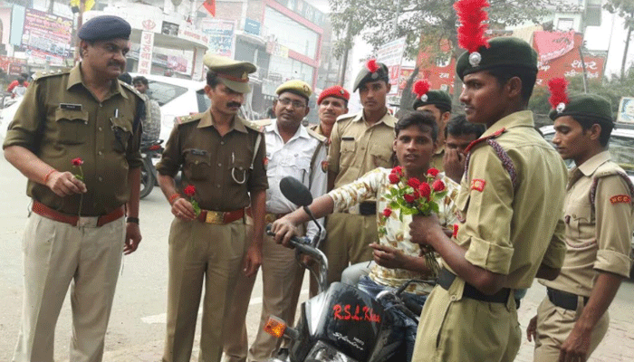 छोड़ा डंडा अपनाया गांधीगिरी का फंडा, पुलिस ने ऐसे बताए ट्रैफिक रूल्स
