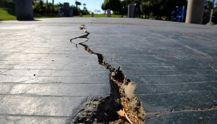 भूकंप के तगड़े झटके से थर्राया देश: दहशत में घरों से बाहर निकले लोग