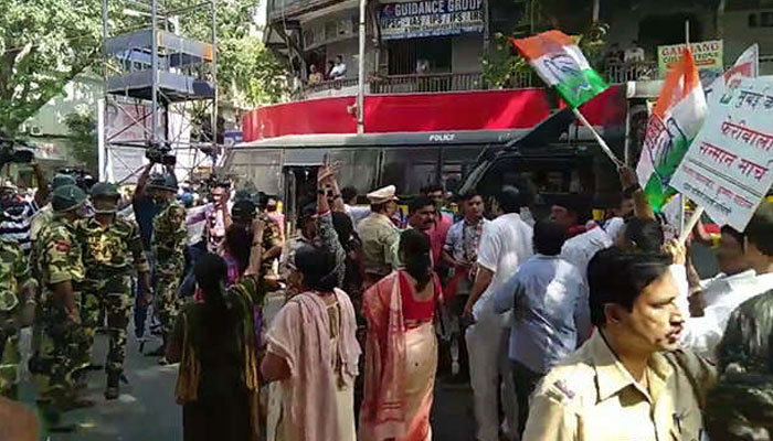 कांग्रेस और राज ठाकरे की पार्टी MNS के बीच झड़प, पुलिस ने किया लाठीचार्ज