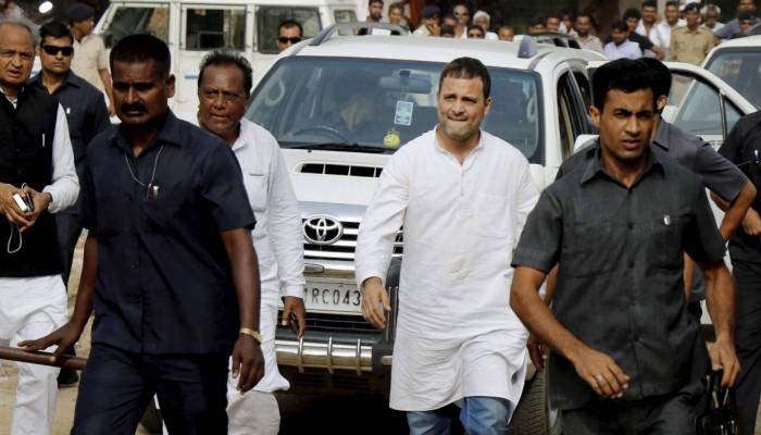 गुजरात चुनाव : राहुल कुछ पूछ रहे हैं, मोदी जी कुछ तो बोलिए