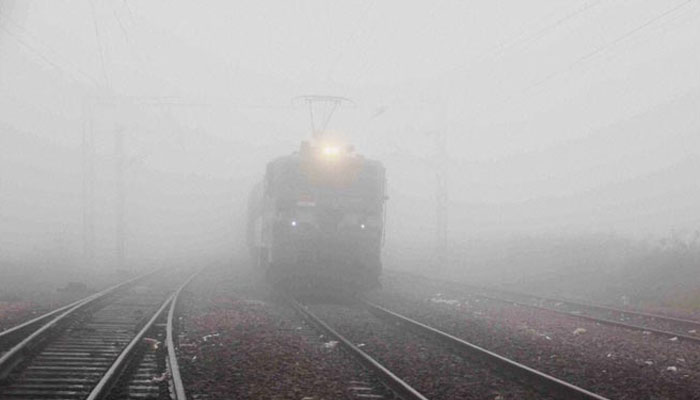 दिल्ली में SMOGGY सुबह की वजह से देर से चल रहीं 64 रेलगाड़ियां