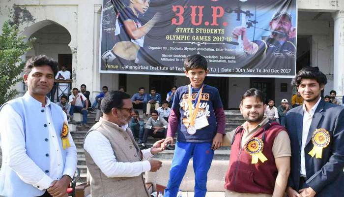 छोटी उम्र में अजहान ने स्वर्ण पदक जीतकर जिले का नाम रोशन किया