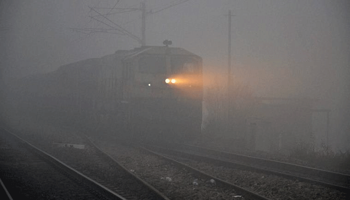 दिल्ली में सुबह कोहरा छाया, 20 रेलगाड़ियां देरी से और 10 ट्रेनें रद्द