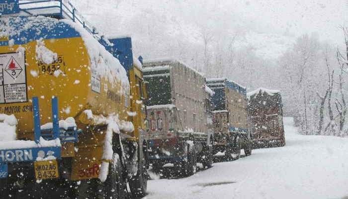 बारिश, बर्फबारी के बाद जम्मू-श्रीनगर राजमार्ग बंद, जनजीवन अस्त-व्यस्त