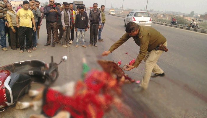 कानपुर में ट्रक ने स्कूटी सवार लोगों को रौंदा, पुलिस ने बटोरकर उठाई लाश