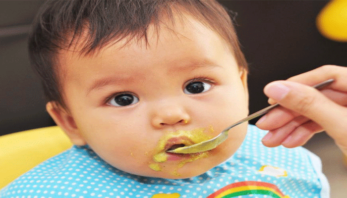 बच्चे का चाहिए सही शारीरिक विकास तो मांएं दें उनको पौष्टिक आहार