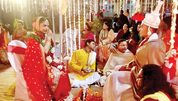 भारतीय फुटबॉल टीम के कप्तान सुनील छेत्री ने गर्लफ्रेंड सोनम से कोलकाता में की शादी
