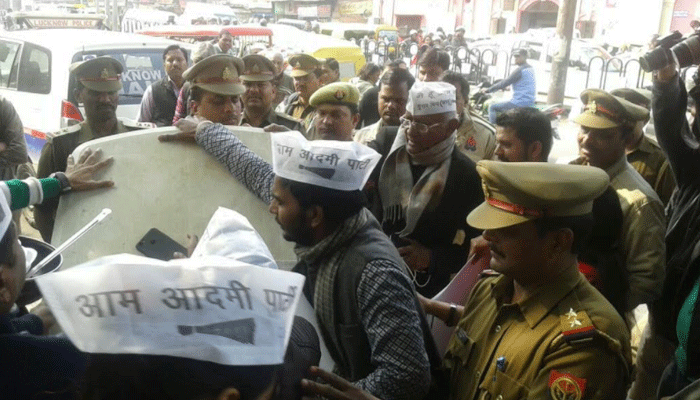 लखनऊ में पुलिस और AAP कार्यकर्ताओं के बीच खूब हुआ पकौड़ा वार
