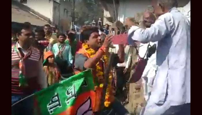 BJP से इतनी नफरत, उम्मीदवार को जूते-चप्पल की माला पहनाई