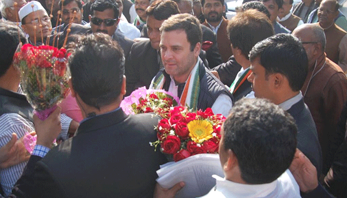 लखनऊ के अमौसी एयरपोर्ट पर राहुल गांधी का भव्य स्वागत, देखें फोटोज