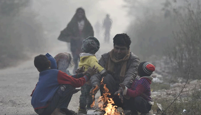 UP: सर्द हवाओं का कहर जारी, वाराणसी में नैनीताल, शिमला के बराबर ठंड