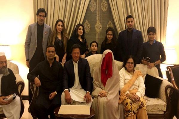 सोशल मीडिया पर मजाक बनी इमरान खान की तीसरी शादी, यूजर्स बोले- शर्म करो!