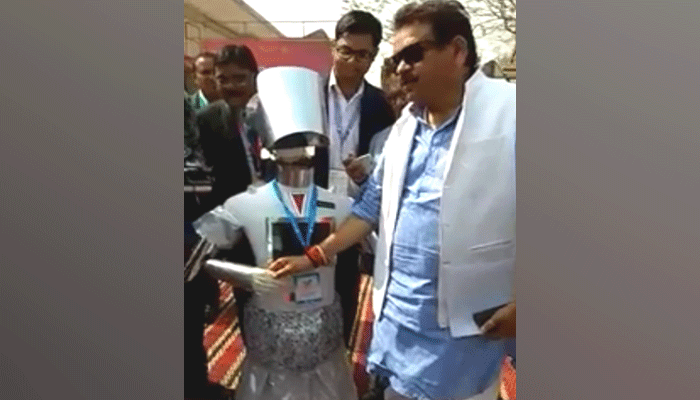 UP इन्वेस्टर्स समिट: इस रोबोट से मंत्रीजी ने पूछा- क्या ये मेरे लिए वोट मांग सकता है?